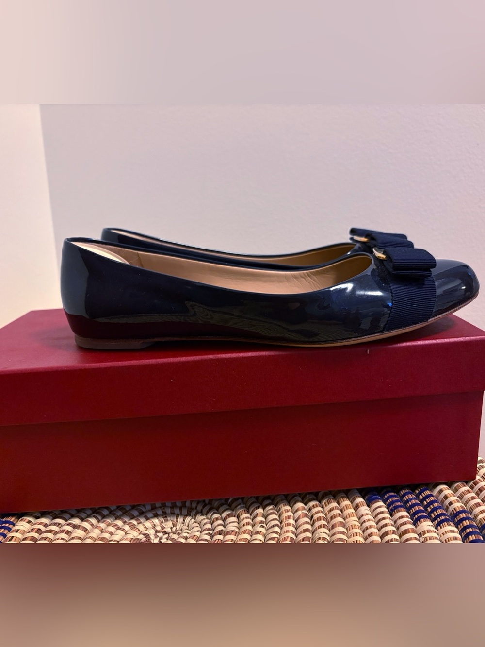 SALVATORE FERRAGAMO Varina Patent Navy Blue Leather Bow Ballet Flats EUC Sz 7.5 - Picture 7 of 12